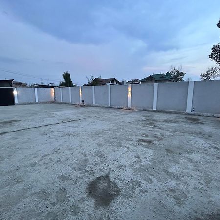 Hotel Fair Mount, Airport Road, Humhama Srinagar Exterior foto